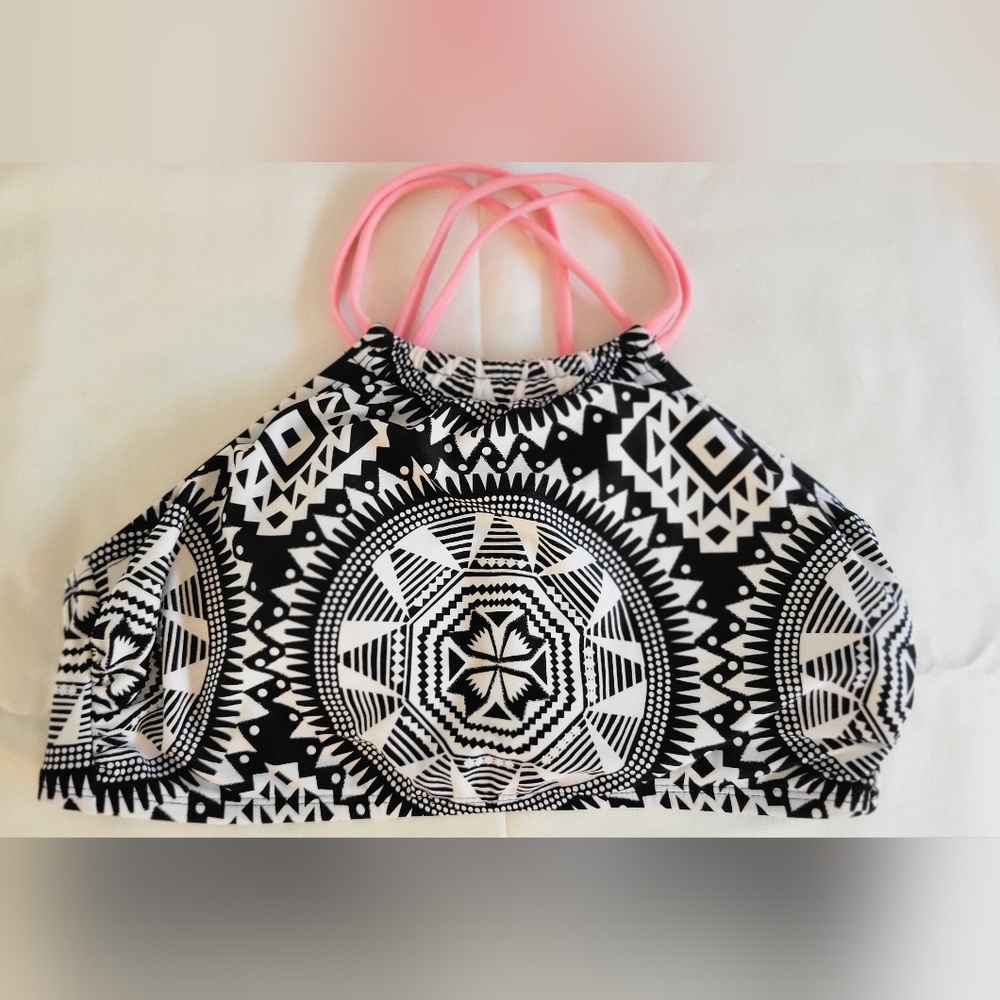 Xhilaration Black and White Swim Top, DD